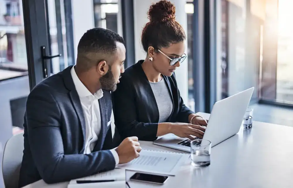 Adwokat vs Radca Prawny: Kluczowe Różnice i Kiedy Wybrać Którego