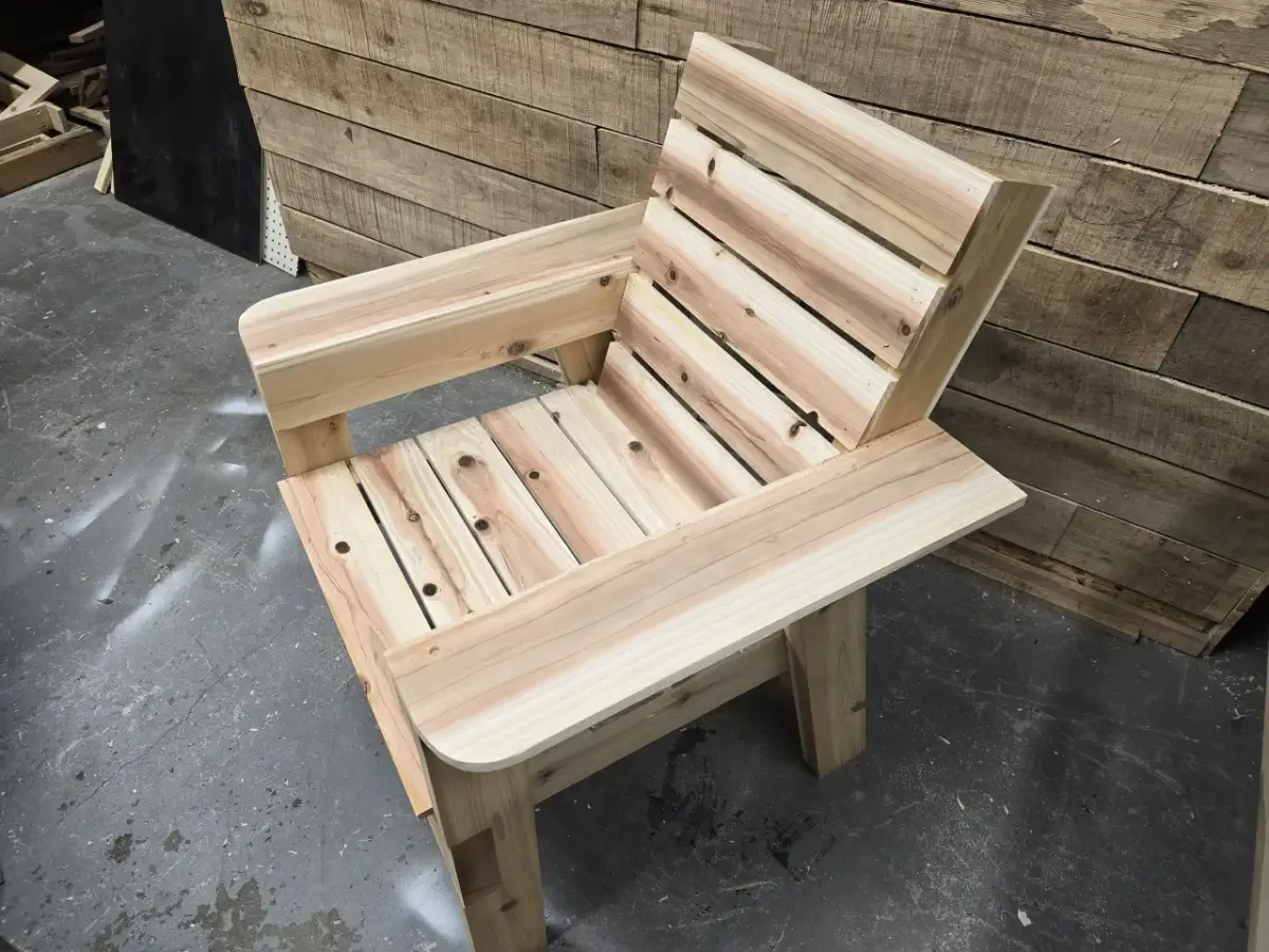 Krzesło z desek DIY: Zbuduj je sam i oszczędź 50%!