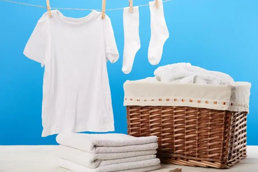 Białe pranie: Ile stopni? Sprawdź, jak prać, by zachować biel