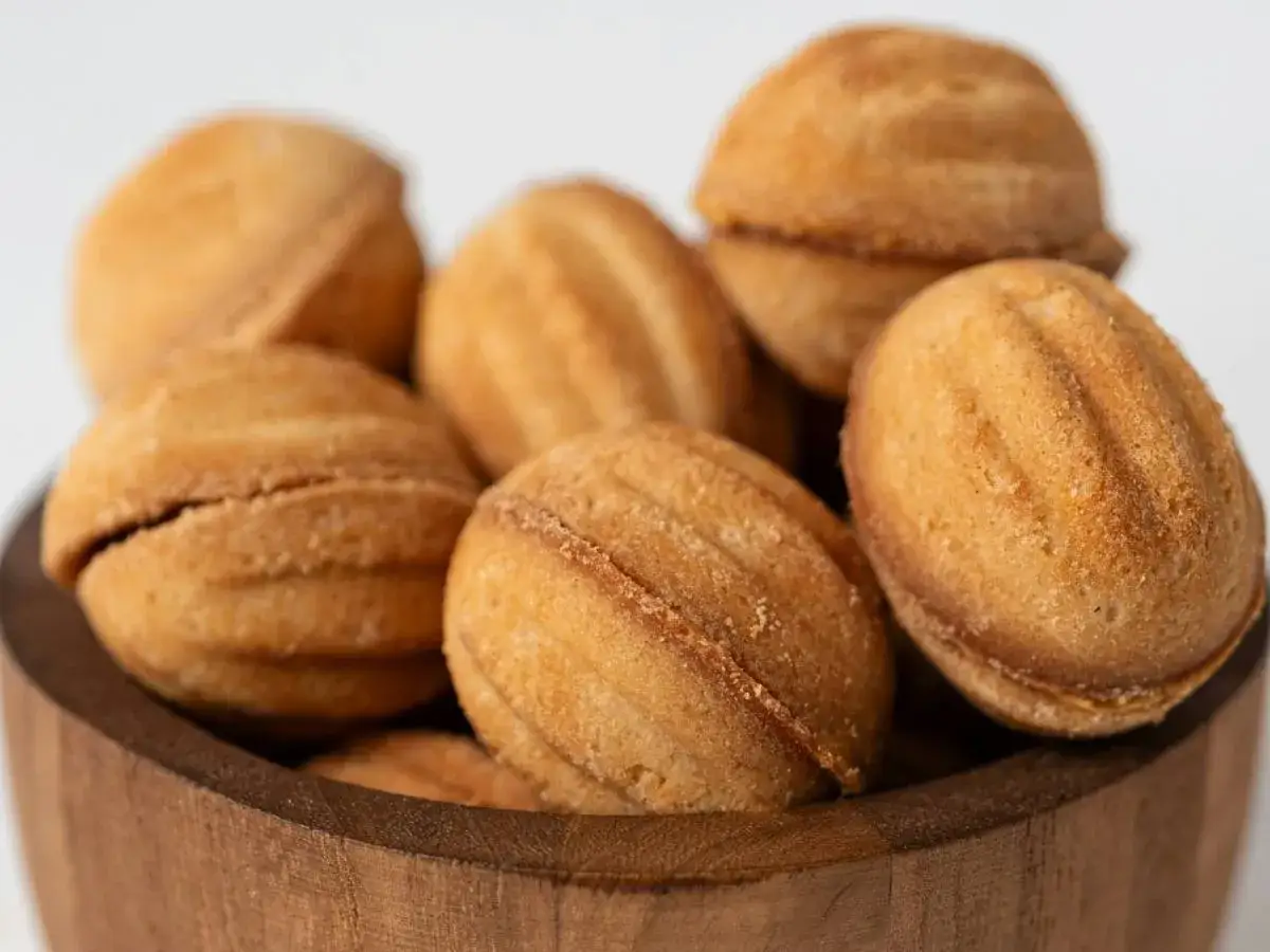 Jak zrobić ciastka orzeszki? Sprawdzony przepis na smak dzieciństwa!