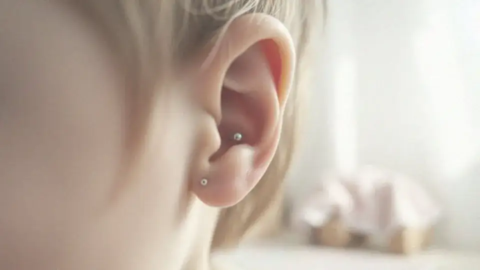 Co na ropiejące ucho od kolczyka? Skuteczne metody leczenia i zapobiegania