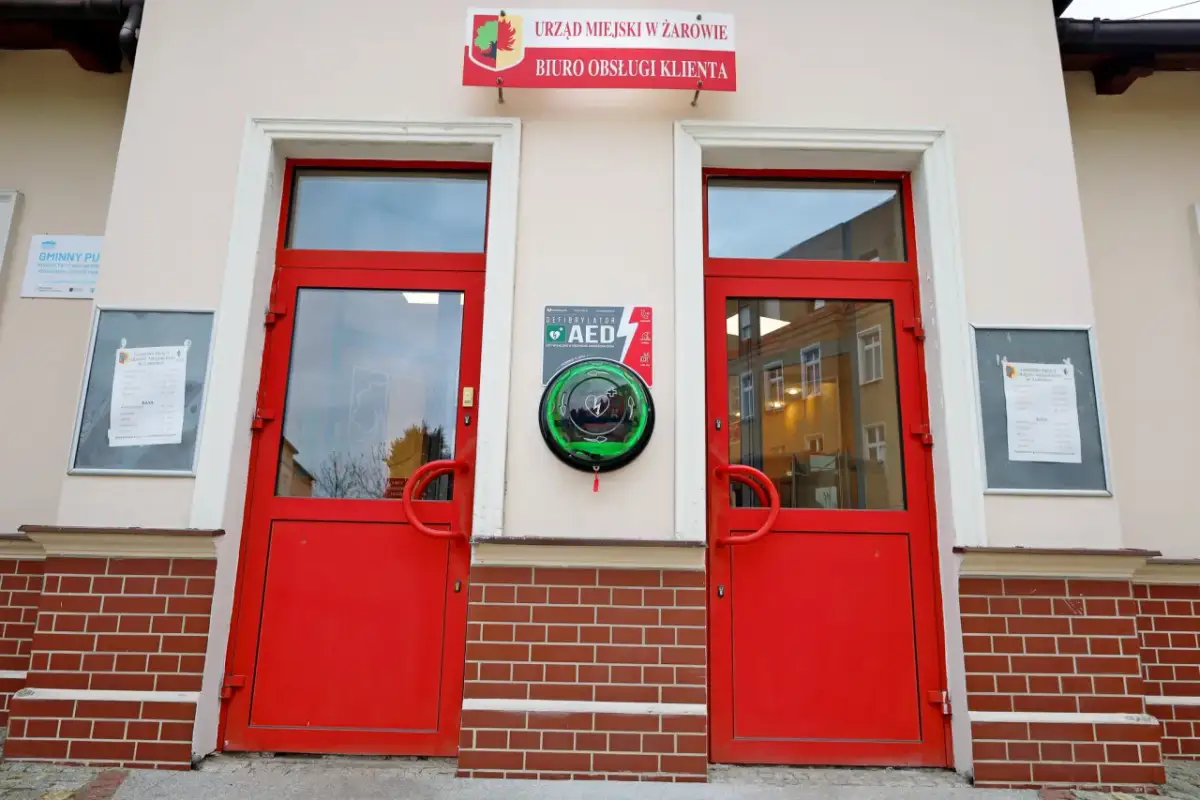 Automatyczny defibrylator AED zamontowany na ścianie budynku Urzędu Miejskiego.