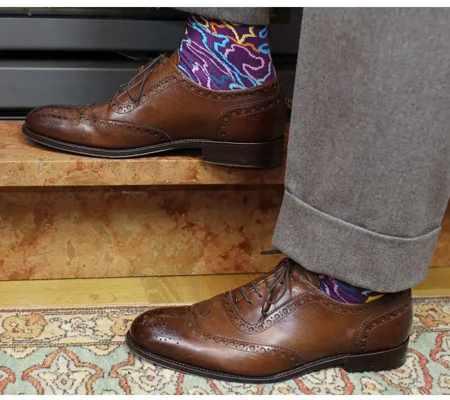 Jakie skarpetki do brązowych butów? Oto kolory, które musisz znać