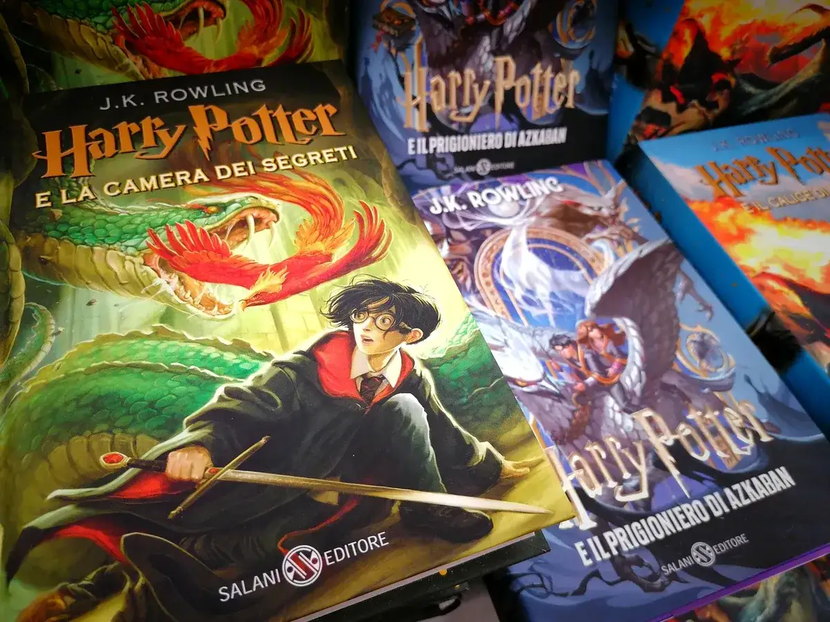 Harry Potter i Komnata Tajemnic, z Harrym walczącym z bazyliszkiem, obok innych tomów tej magicznej zagadki.