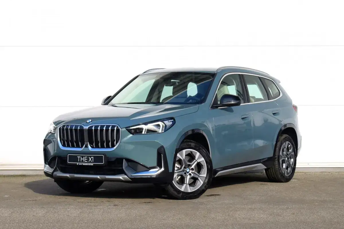Nowe BMW X1 w kolorze morskim. Zastanawiasz się, ile kosztuje BMW X1? Ten model to świetna propozycja.