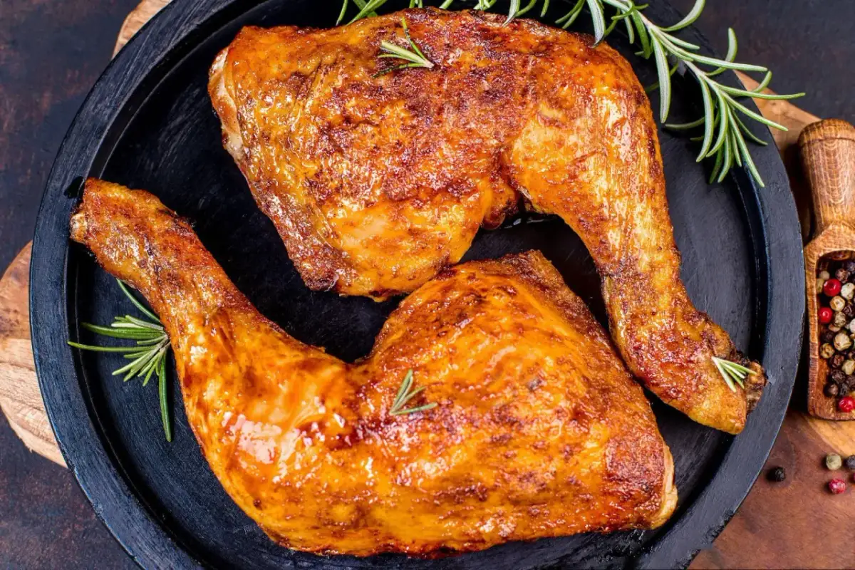 Soczyste udka z kurczaka pieczone z rozmarynem. Idealny sposób, jak upiec udka z kurczaka żeby były soczyste i chrupiące.