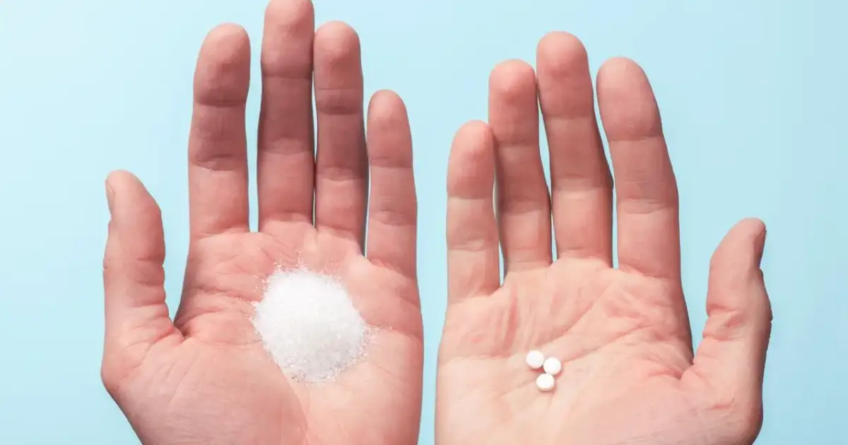 Porównanie cukru i tabletek. Czy wiesz, **co to maltitol**? To słodzik, który może zastąpić cukier.