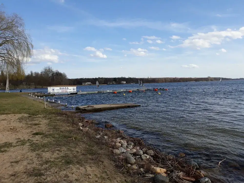 Jezioro Kierskie - piękne miejsce na wędkowanie i relaks w Poznaniu