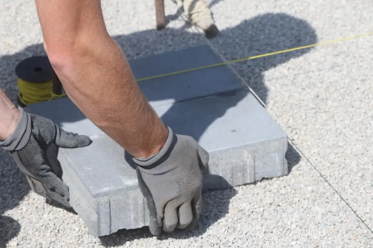 Jaki żwir pod kostkę? Wybierz najlepszy materiał na trwałą nawierzchnię