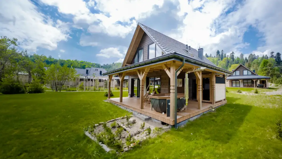 Drewniany domek z tarasem i jacuzzi w otoczeniu zieleni, Bieszczady.