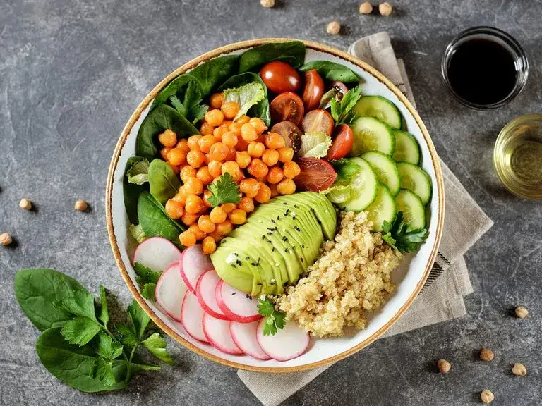 Jakie surówki dla cukrzyka pomogą w kontrolowaniu cukru we krwi?