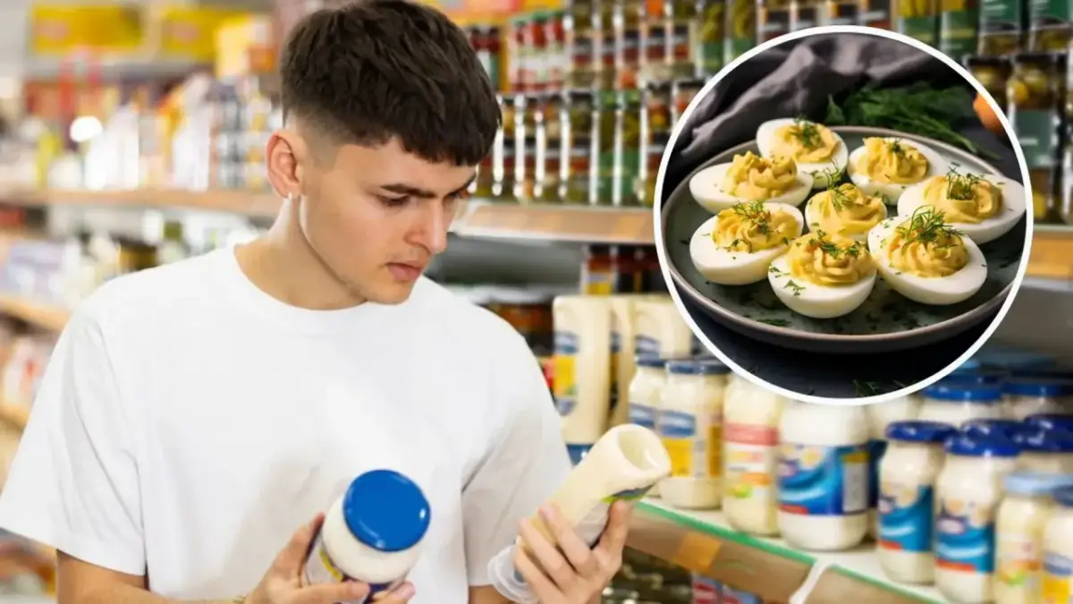 Mężczyzna wybiera majonez w sklepie, obok talerz jajek faszerowanych.