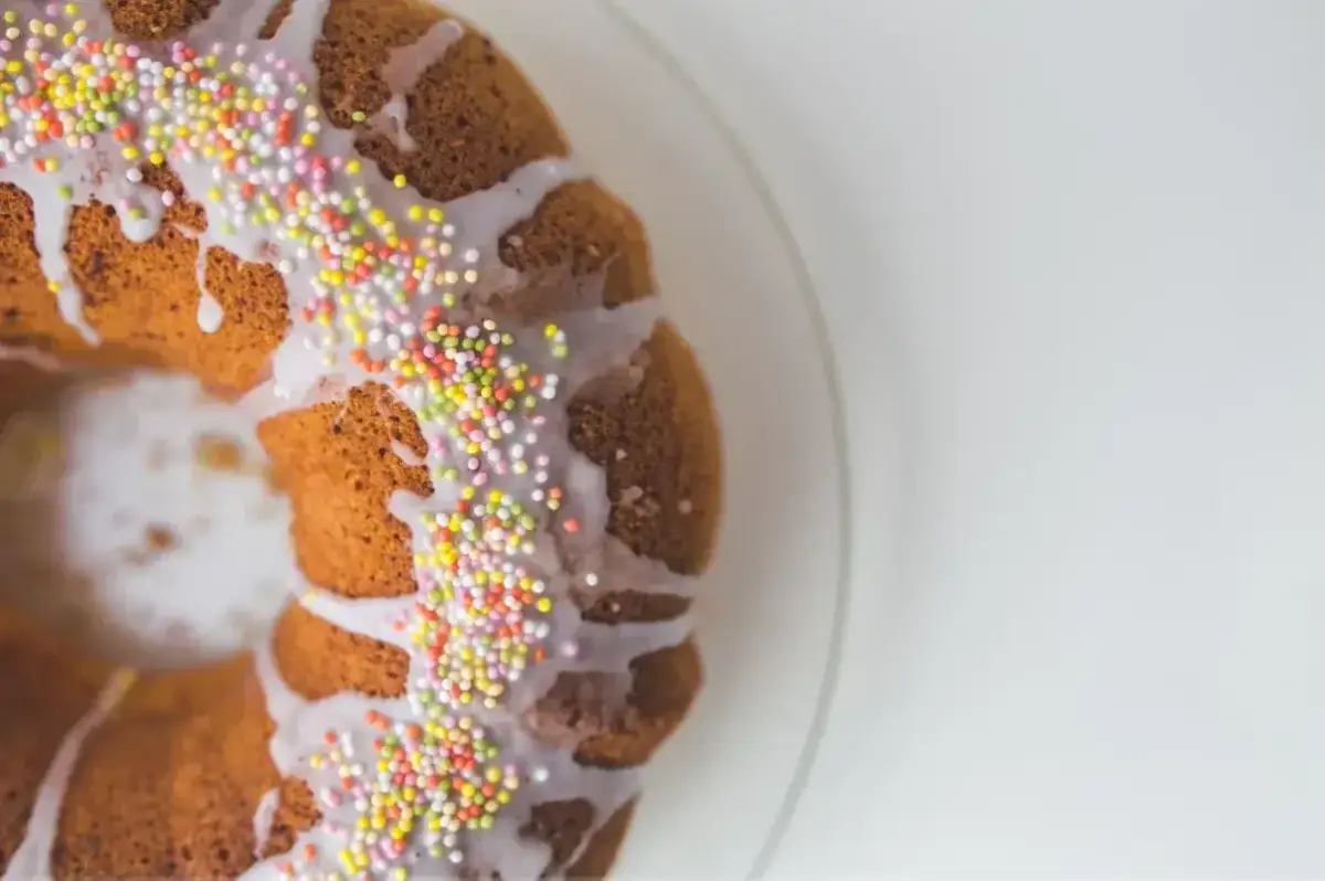 Jak zrobić lukier ze zwykłego cukru? Prosty przepis na lukrowany babkę z kolorową posypką.