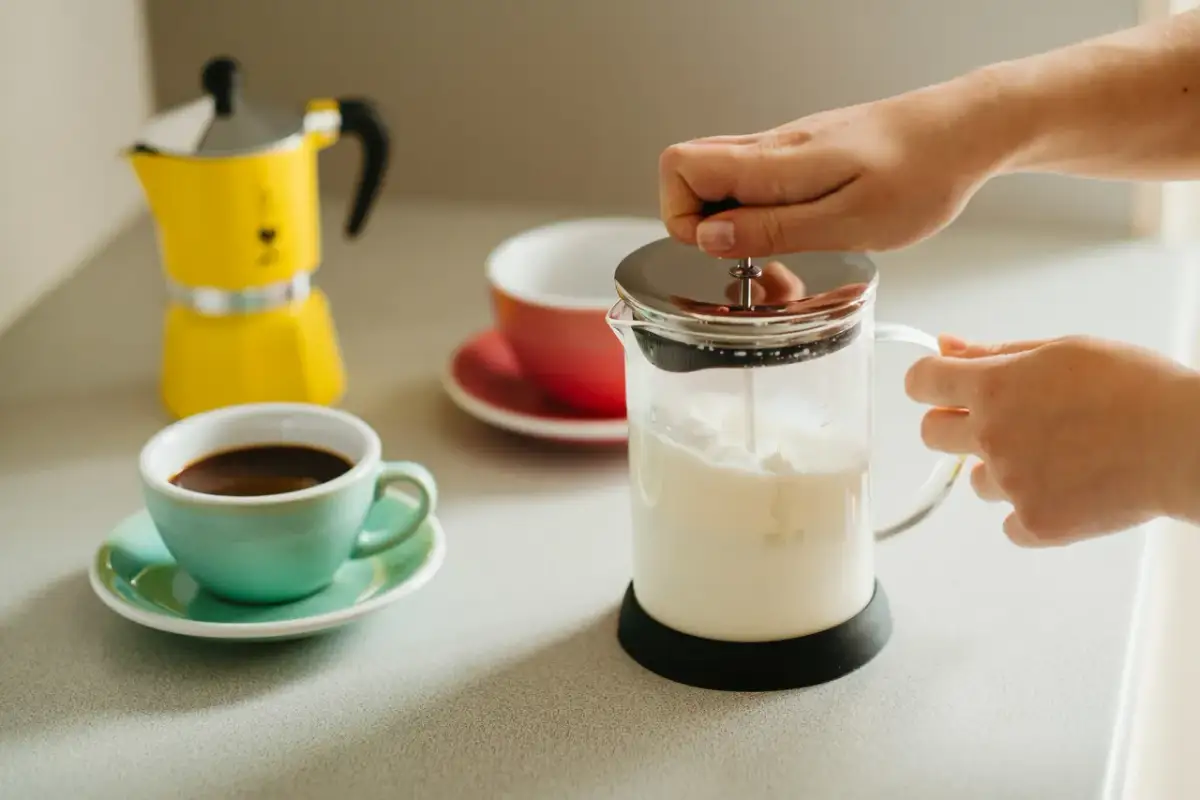 Jak spienić mleko roślinne - proste metody na idealną piankę