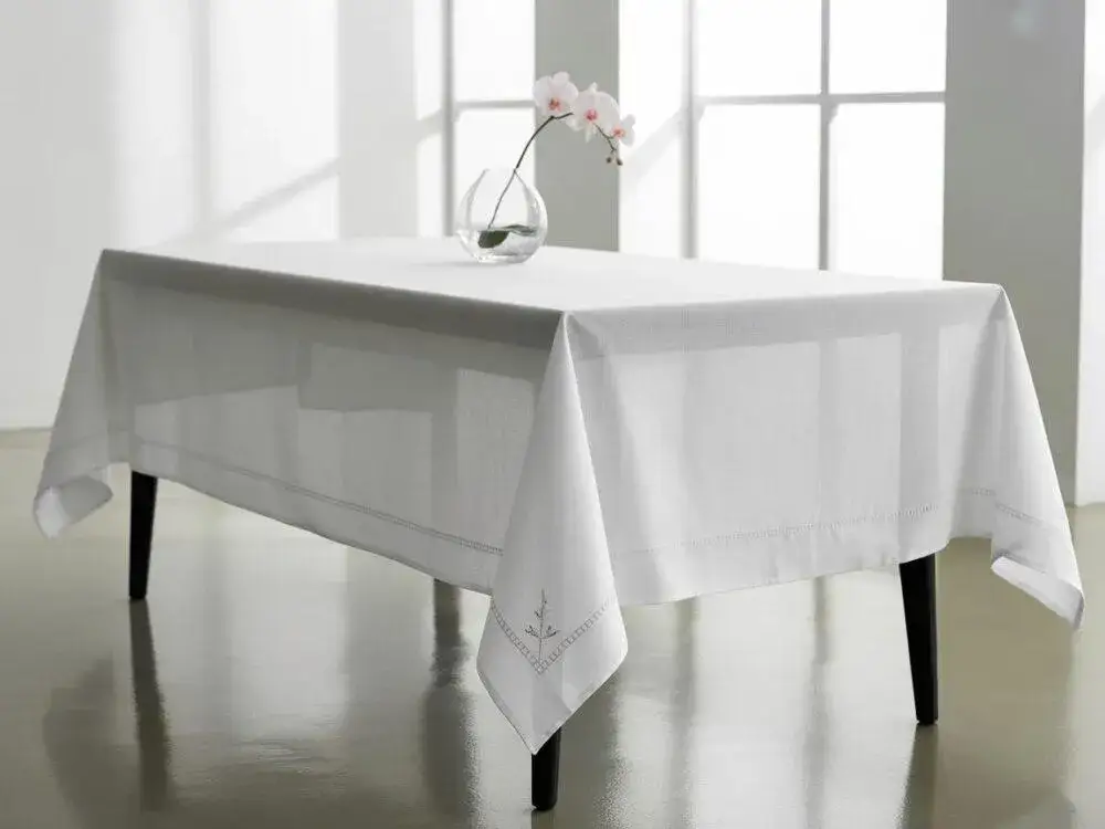 Idealny obrus do salonu: przewodnik po rozmiarach, materiałach i trendach