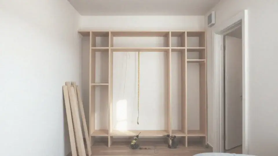 Jak zrobić szafkę krok po kroku? Praktyczny poradnik DIY
