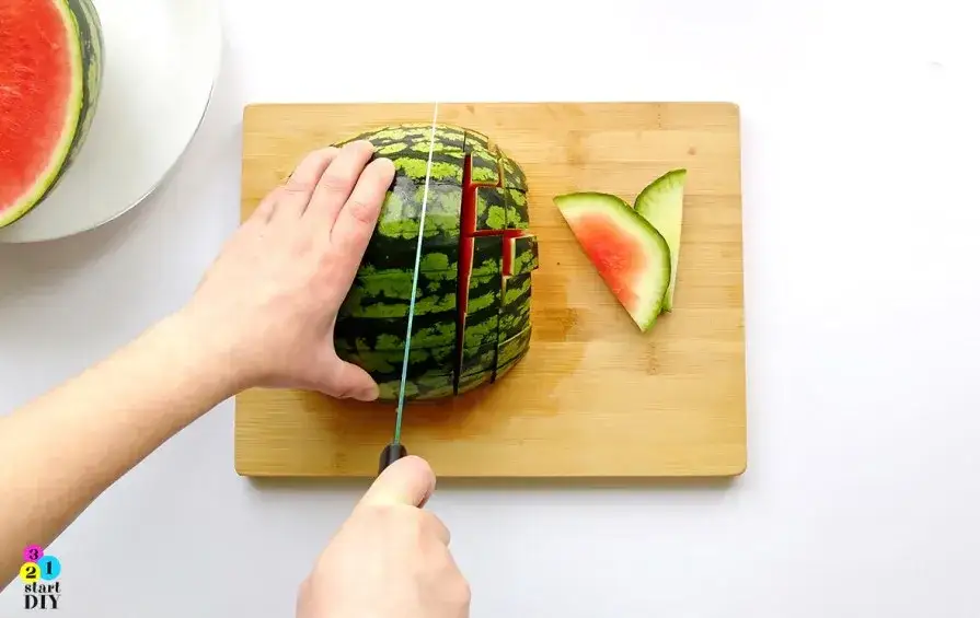 Jak pokroić arbuza? Proste i kreatywne sposoby na lato
