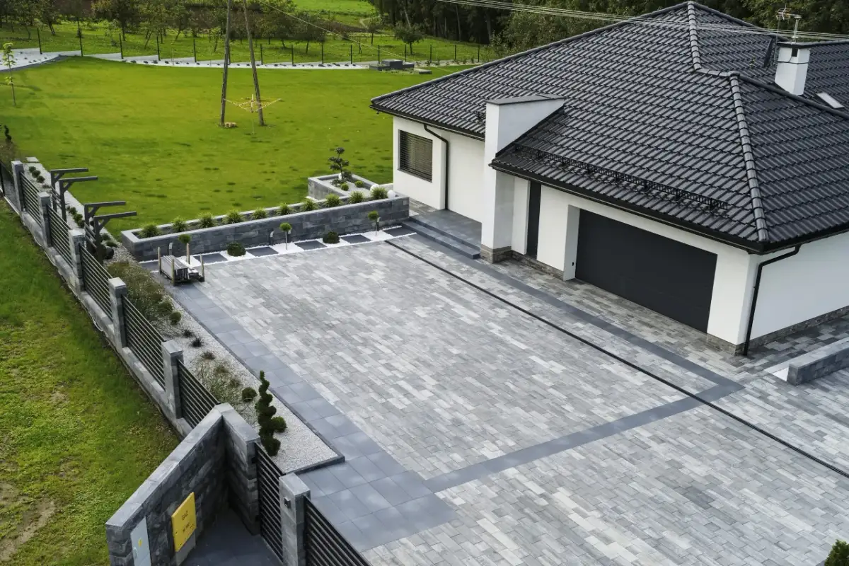 Kostka brukowa na podjazd: 6 cm czy 8 cm? Rozwiąż dylemat!