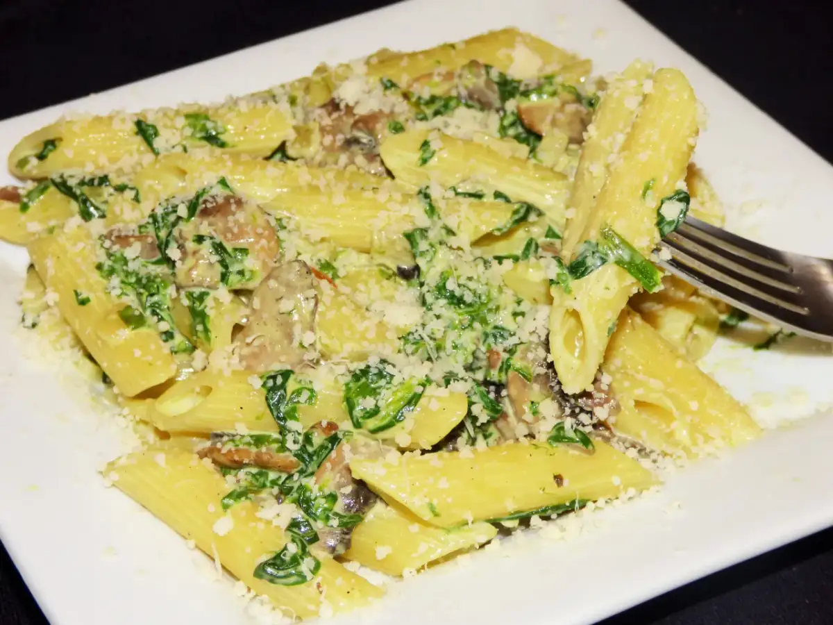 Penne w sosie śmietanowym - szybki przepis na pyszny obiad