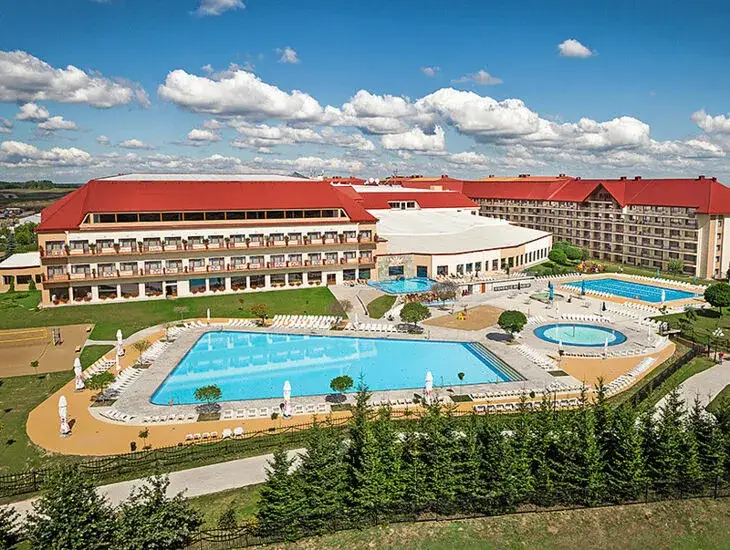 Ile pokoi ma hotel Gołębiewski w Mikołajkach? Sprawdź szczegóły!