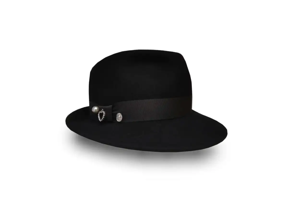 Kapelusz do garnituru: Etykieta i styl. Jak nosić z klasą?