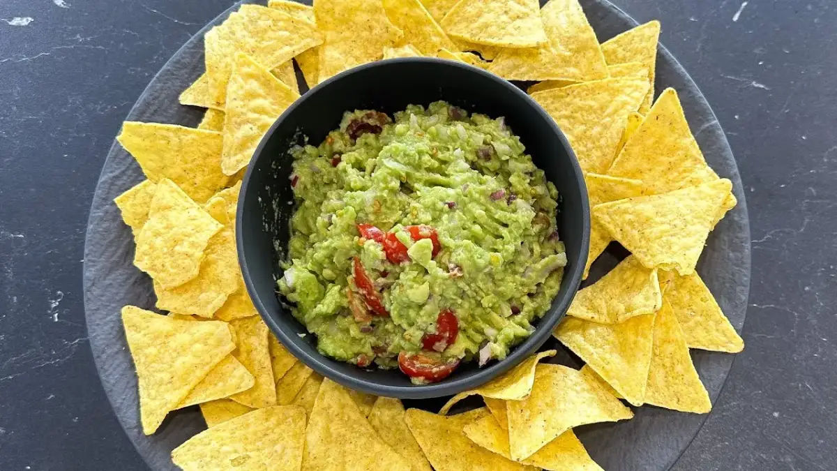 Idealne guacamole w 10 minut: przepis, triki, by nie ciemniało