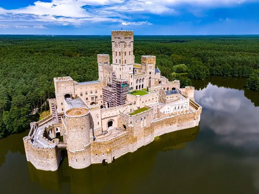 Zamek w Stobnicy: Jakie jest jego przeznaczenie i przyszłość?