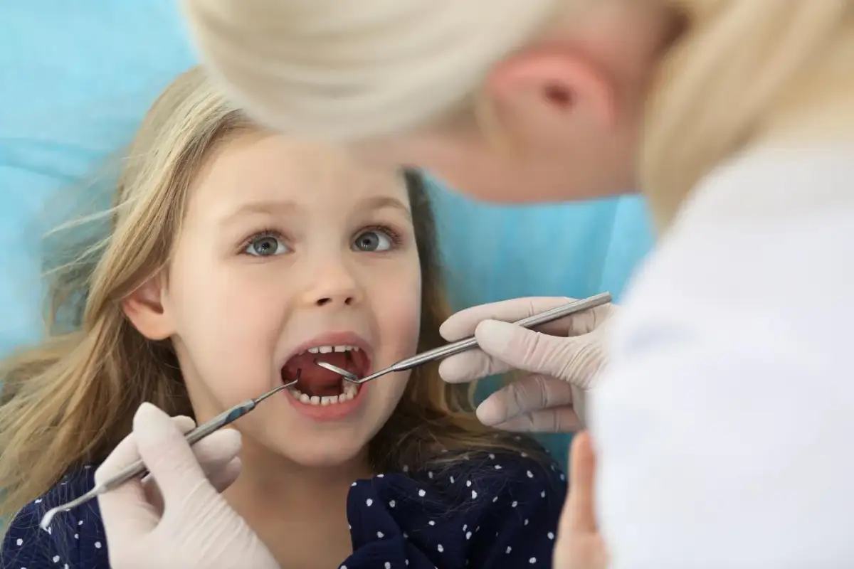 Dziecko boi się dentysty? Odkryj sposoby na wizyty bez płaczu