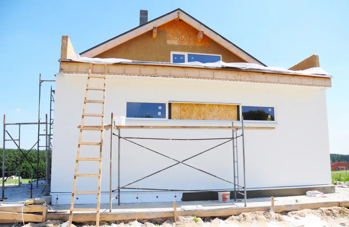 Co to są tynki mineralne? Poznaj ich zalety i wady w budownictwie