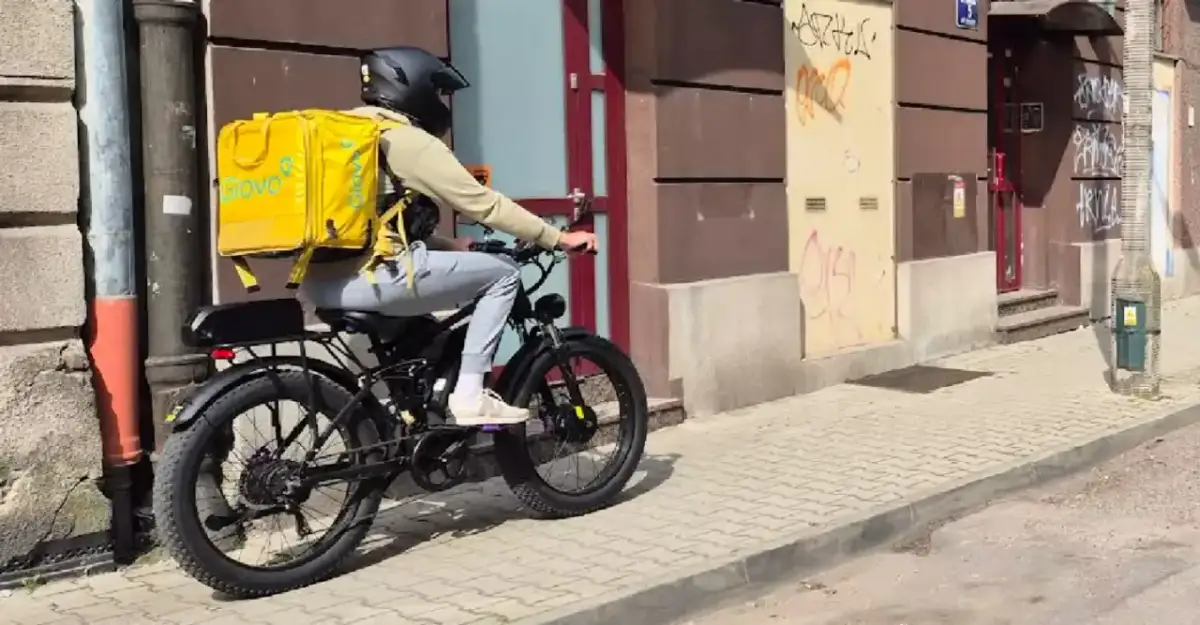 Czy motorowerem można jeździć po ścieżce rowerowej? Oto prawda!