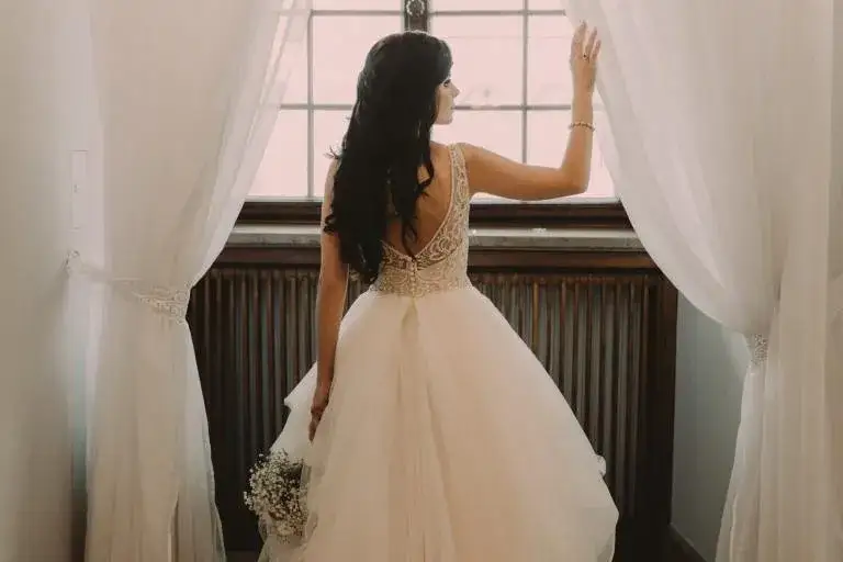 Jak mierzyć suknię ślubną, aby uniknąć błędów i mieć idealne dopasowanie