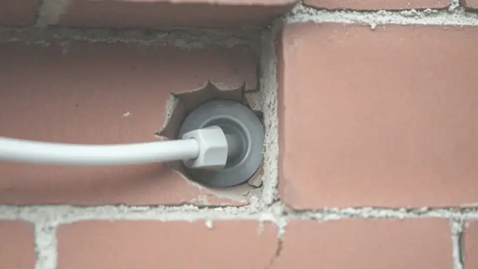 Jak puścić kabel przez okno bez uszkodzeń i zachować szczelność