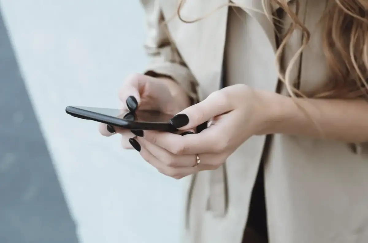 Jak gry uczą strategii, a platformy rozrywkowe wykorzystują emocje - dwa światy jednej zabawy