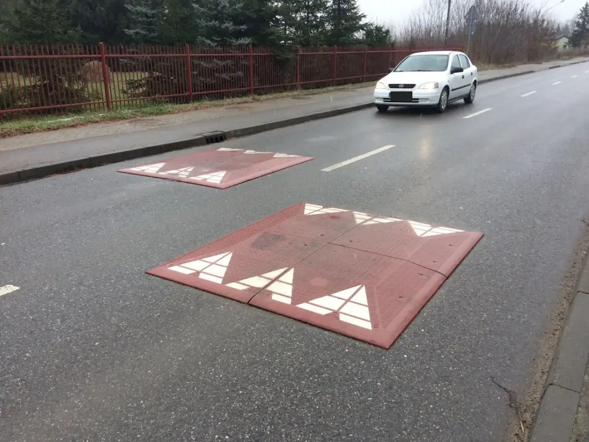 Spowalniacz na drodze: Jakie są zasady montażu i korzyści dla bezpieczeństwa?
