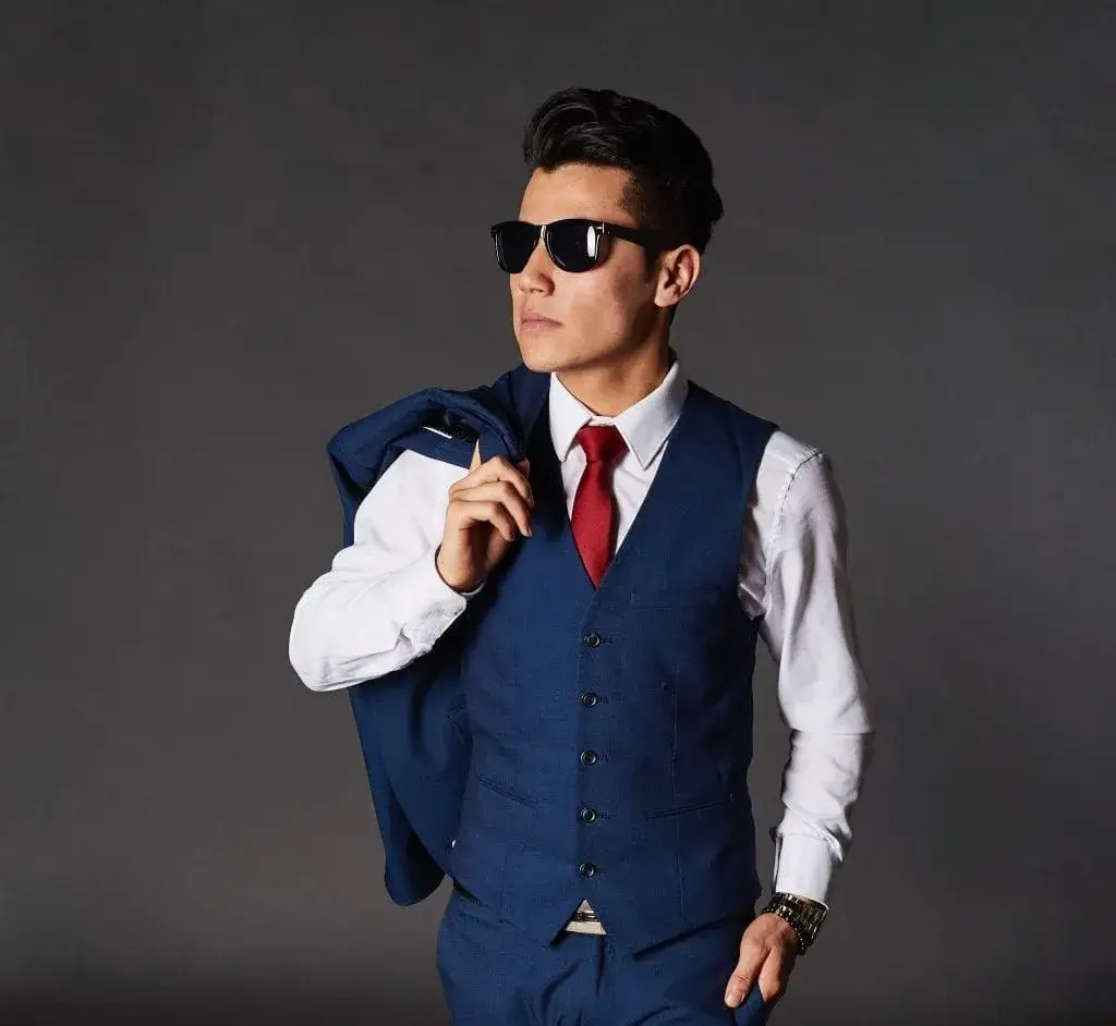 Jaki krawat do niebieskiego garnituru? 5 porad stylisty