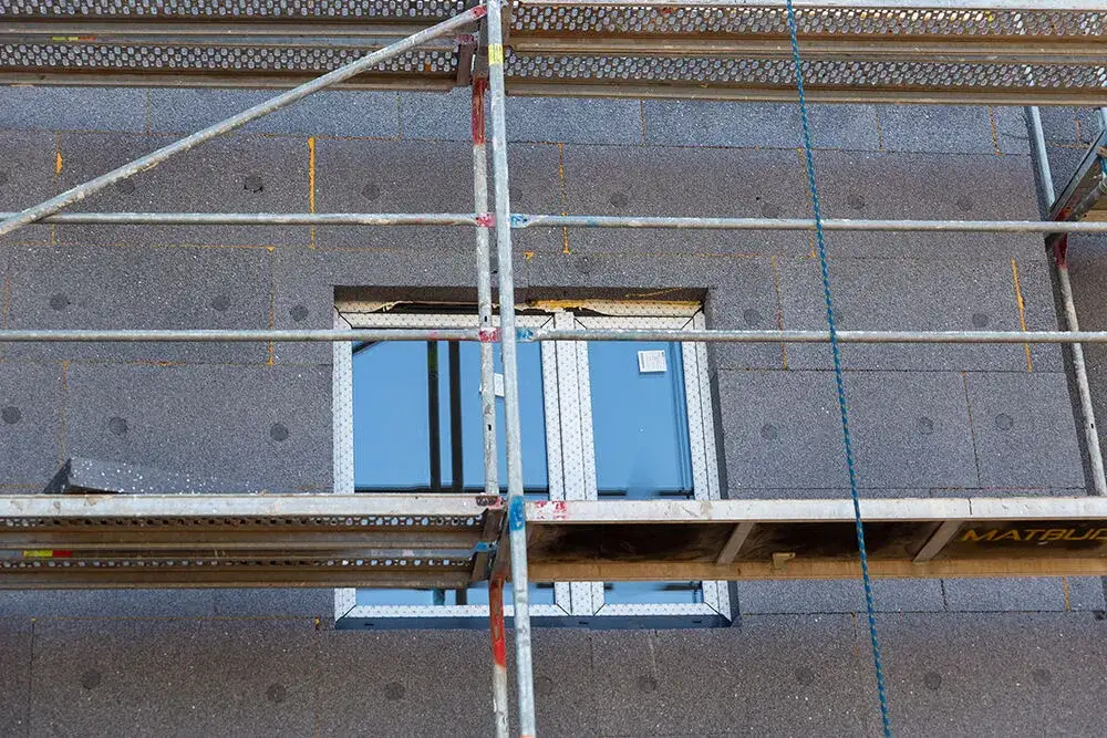 Czy styropian grafitowy trzeba przecierać, aby zapewnić lepszą przyczepność?