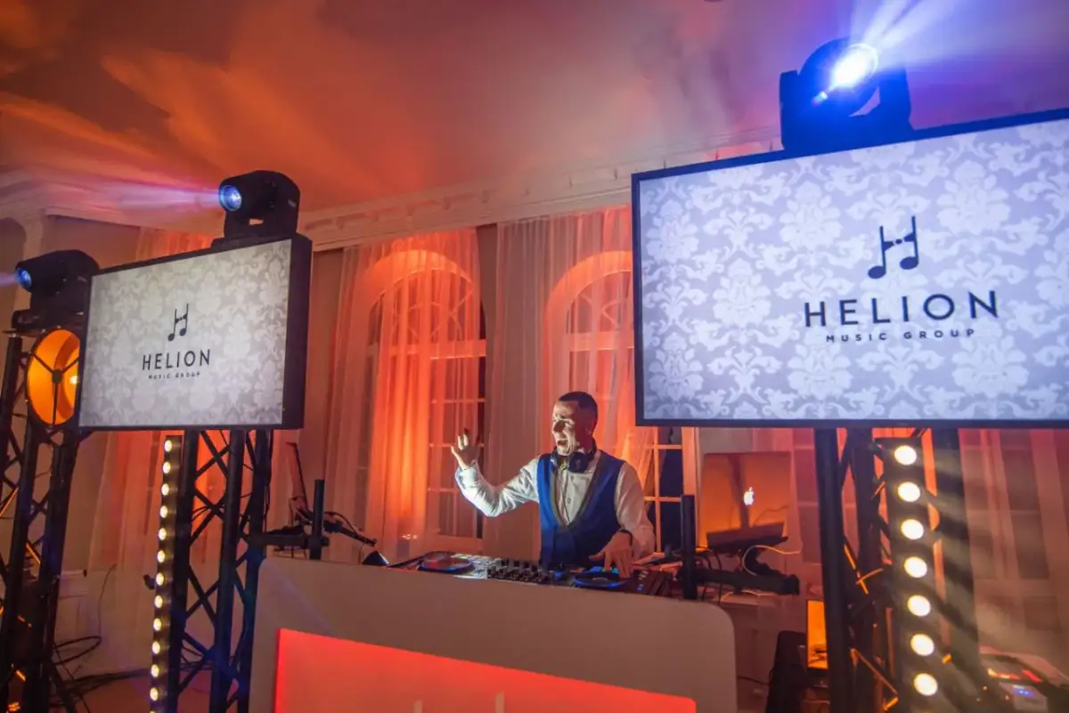 DJ z Helion Music Group przy konsoli. Zastanawiasz się, ile kosztuje DJ na imprezę? Sprawdź ofertę!