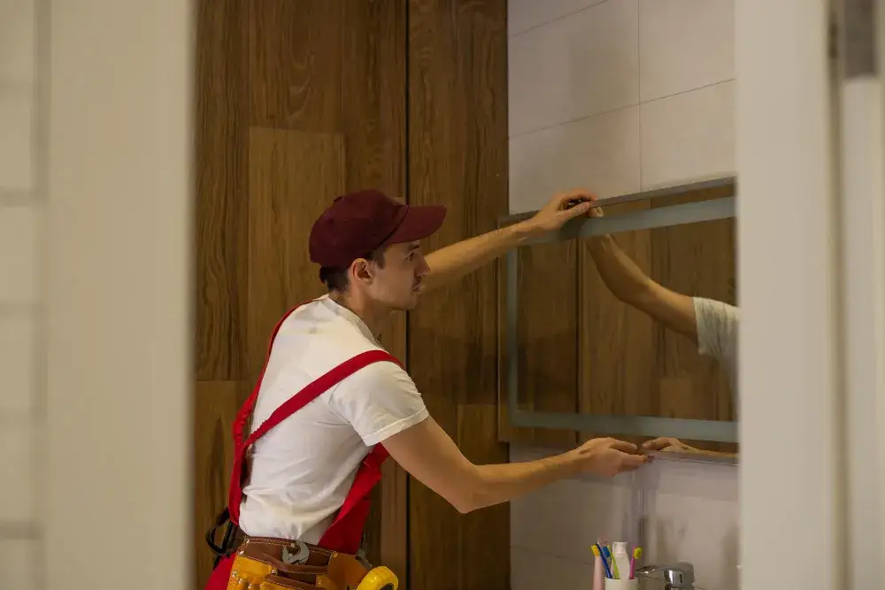 Jak powiesić lustro na ścianie bez ryzyka uszkodzenia i stresu