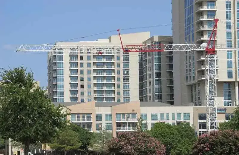 Ile zarabia deweloper na bloku? Zaskakujące fakty o zarobkach w branży