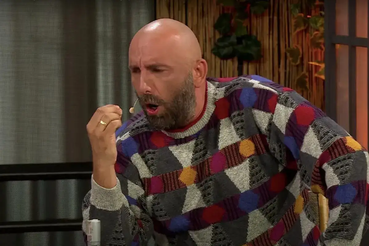 Kabaret Neo-Nówka w najnowszym skeczu o polityce. Wesoły sweter i miny mówią wszystko.