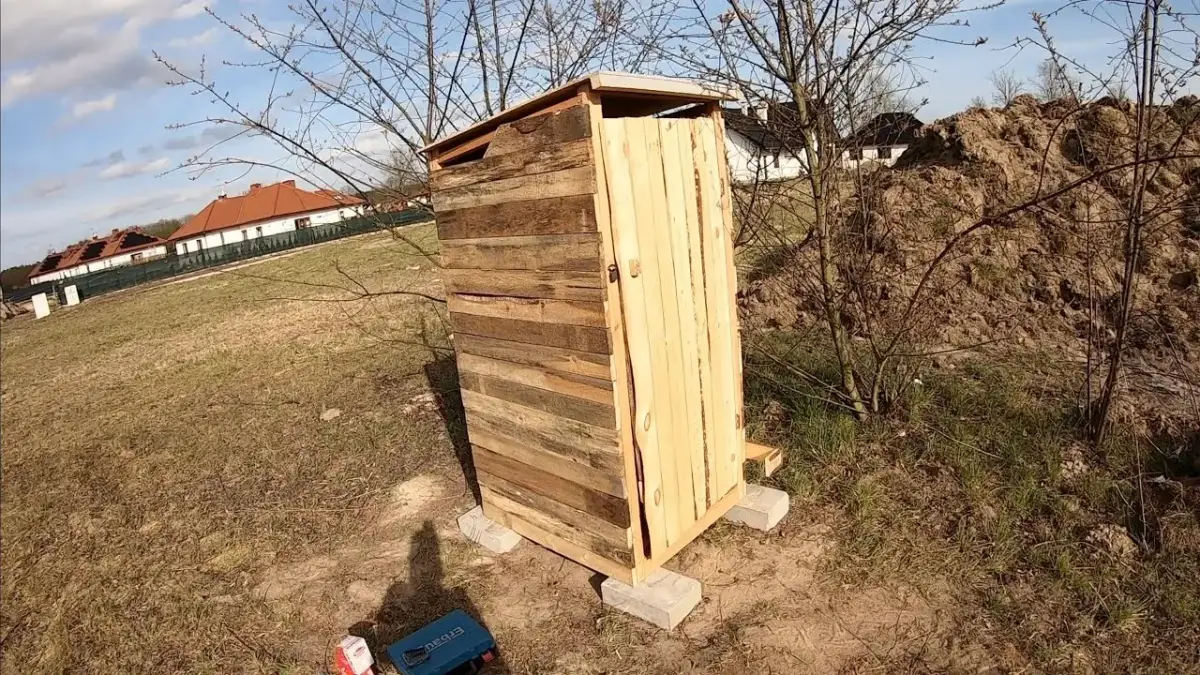 Jak zrobić toaletę na działce - uniknij najczęstszych błędów budowlanych