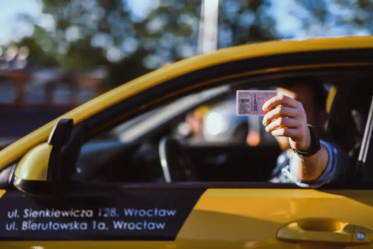 Prawo jazdy przy sobie: Obowiązek czy mit? Pełne wyjaśnienie