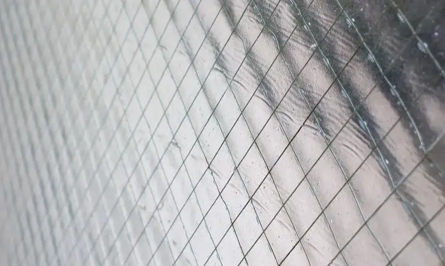 Szyba zbrojona – poznaj jej właściwości i zastosowania w budownictwie