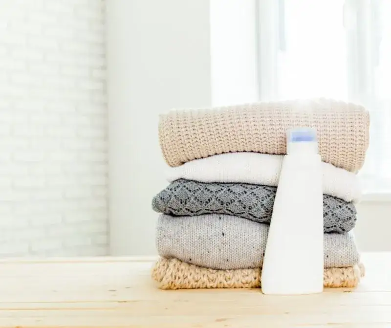 Jak prać swetry w pralce, aby uniknąć uszkodzeń i kurczenia się