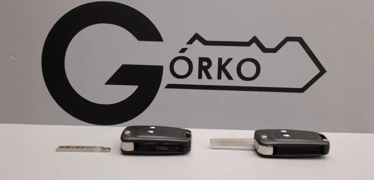 Kluczyk Opel Astra J, z wysuwanym ostrzem i przyciskami, obok logo firmy.