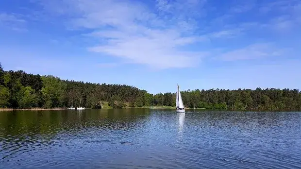 Jezioro Nidzkie: Odkryj piękno i atrakcje jednego z najdzikszych jezior