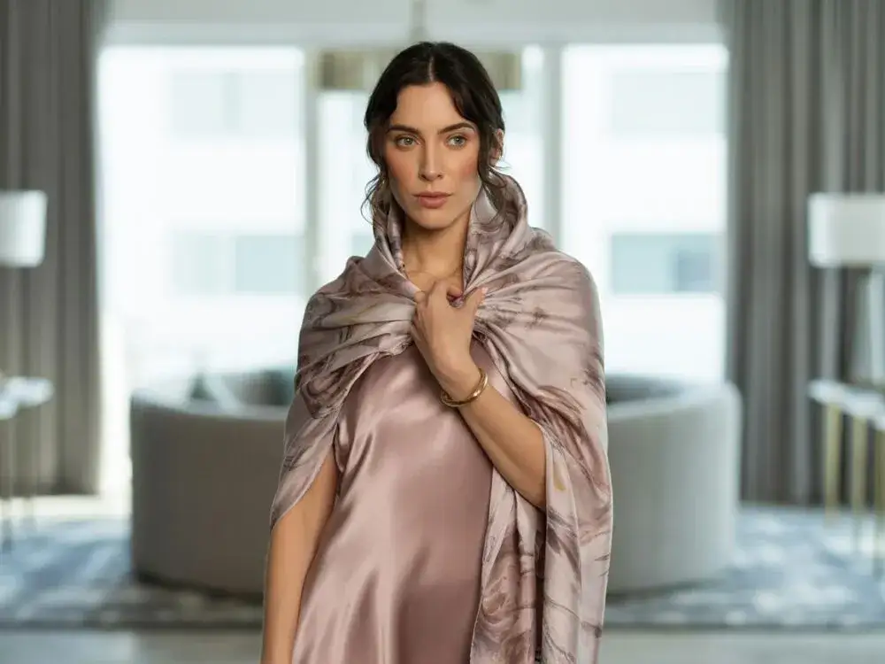 Jak nosić szal do sukni, aby wyglądać stylowo i uniknąć błędów