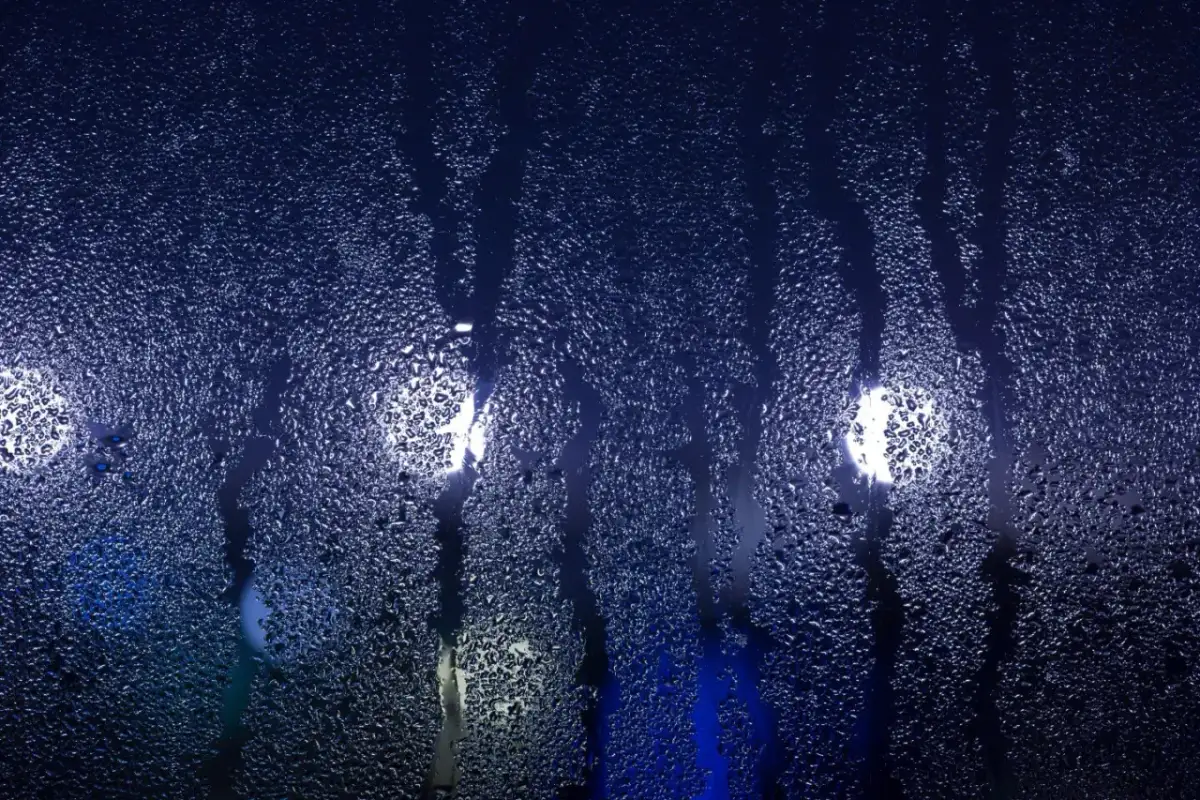 Dlaczego okna PCV parują? Poznaj przyczyny i skuteczne rozwiązania