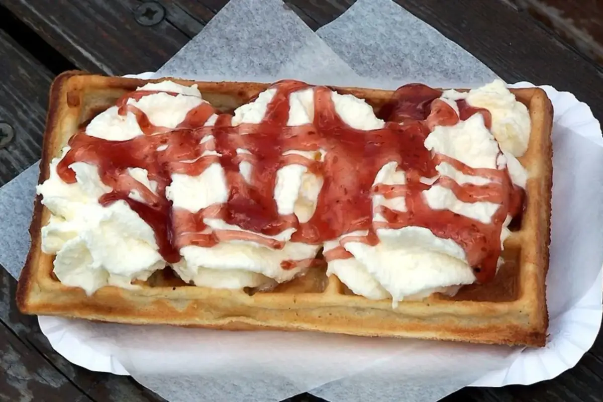 Ile naprawdę kosztuje gofr nad morzem? Sprawdź, jak nie przepłacić!