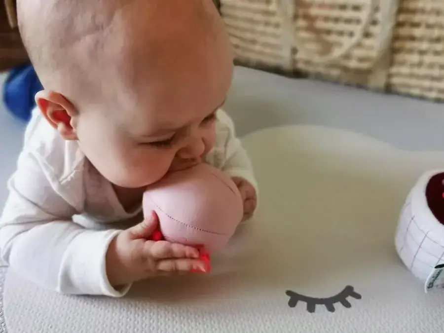 Karuzela sensoryczna – jak wspiera rozwój zmysłów niemowląt?